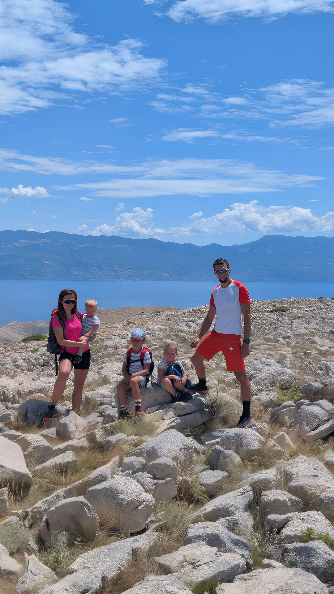Przy weekendzie więcej czasu- można odgrzebać filmy z wakacji i zmontować chorwackie rodzinne trekingi. Cóż w lipcu trzeba z takimi wyjściami celować w najzimniejsze dni urlopu, a i tak przejście po Moon Plateau na Krk (czyli kilka godzin bez najmniejszego drzewa) wymaga dobrego przygotowania i litrów picia. Fajnie że udało się (jak zwykle zresztą) odkryć kolejne rejony tego pięknego kraju.
#lovecroatia #treking #moonplateau #góry #chorwacja