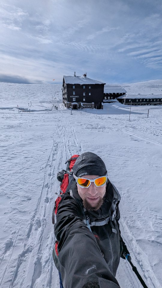 Dziś 16*C, a tydzień temu była taka full zima. Niby człowiek chce wiosny, ale już trochę tęskni za śniegiem i takimi dniami jak ten w Karkonoszach...oj chyba mam lekki zimowy niedosyt po tym sezonie…

#skitoury #narty #karkonosze #śnieżka #góry