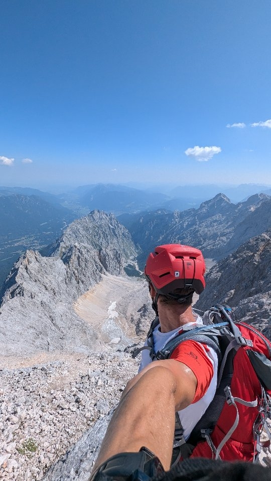 Najlepiej smakują marzenia na które długo się czeka. Wejście na Zugspitze planowałem już baaaardzo długo- zdecydowanie zasługuje na fajną rolkę, a nawet (co już rzadko robię) na opis na www. Kolejna notatka do pamiętniczka, a może komuś pomoże w planowaniu zdobycia najwyższego szczytu Niemiec. Link w bio.
#zugspitze #hollentalklamm #hollentalferne #alpy #treking